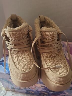 UGG Women's Tan Shearling Platform Lace-Up Ankle Boots WO's Size 10